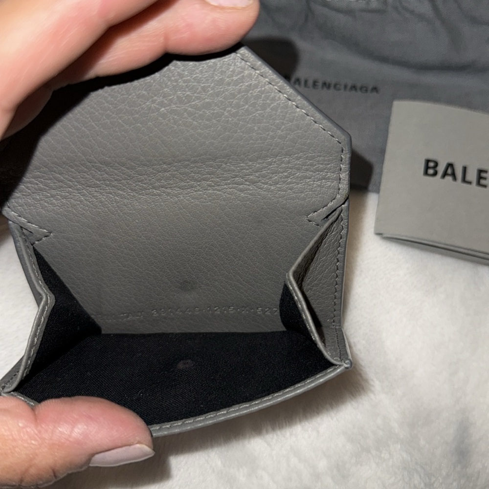 Preloved Balenciaga Papier grey leather wallet great condition 2.75”X 3.75” - Picture 4 of 12